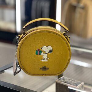Coach X Peanuts Canteen Crossbody With Snoopy Present Motif cf290